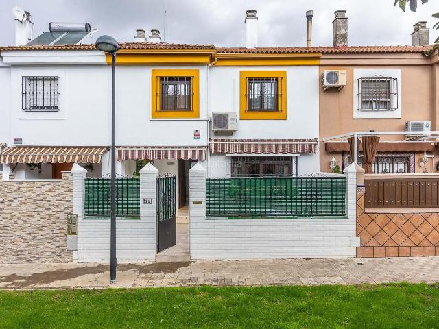Casa adosada en venta en Montequinto, Avenida de Europa. Fantástica casa adosada en urbanización privada. Casas adosadas.