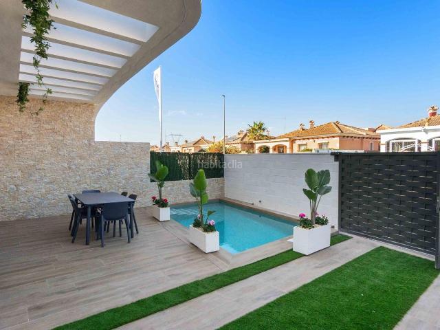 Casa adosada en venta en Montesinos Los. Adosado de obra nueva con solárium, piscina y acabados de lujo. Casas adosadas Montesinos.