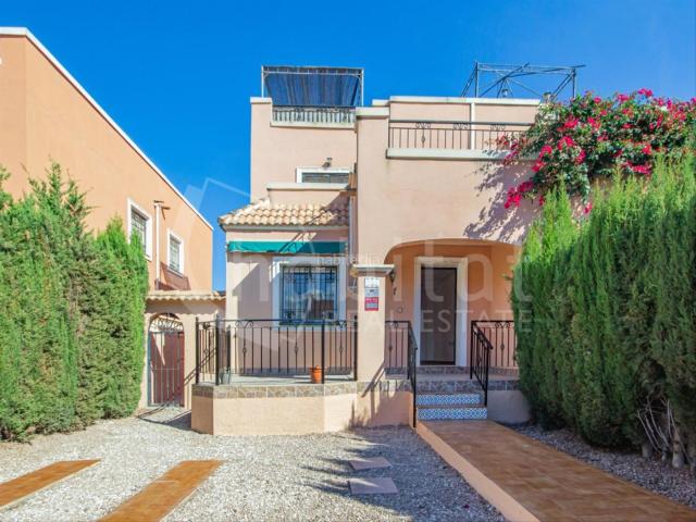 Casa adosada en venta en Montesinos Los. Vivienda adosada con jardín, plaza de aparcamiento, solárium, sótano y piscina comunitaria a la venta en La Herrada Los Montesinos. Casas adosadas Montesinos.