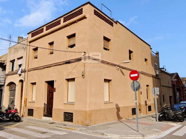 Casa adosada en venta en Montgat. ¡Gran Oportunidad en Montgat! Edificio con 3 viviendas o Solar para Promoción de hasta 8 pisos. Casas adosadas.