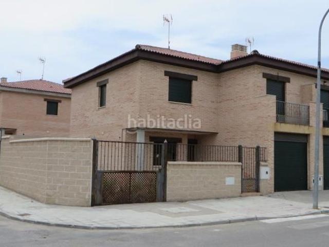 Casa adosada en venta en Mora. Venta de Casa en la provincia de Toledo sin Posesión. Casas adosadas.