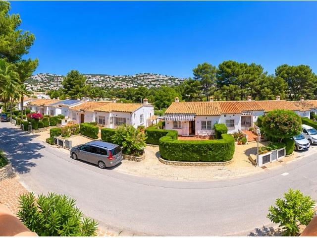 Casa adosada en venta en Moraira, Pinar de Advocat Cometa. Bungalow de esquina, Parque Moraira, Costa Blanca. Casas adosadas.