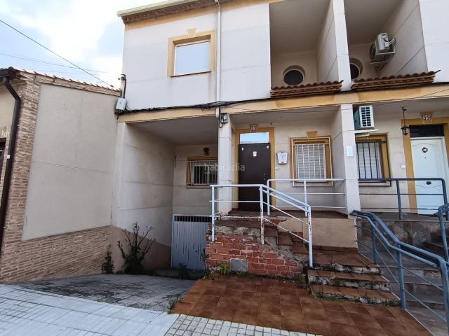 Casa adosada en venta en Moral de Calatrava. Adosado con 3 dormitorios y 2 baños. Patio con 20 m2. Casas adosadas Moral de.