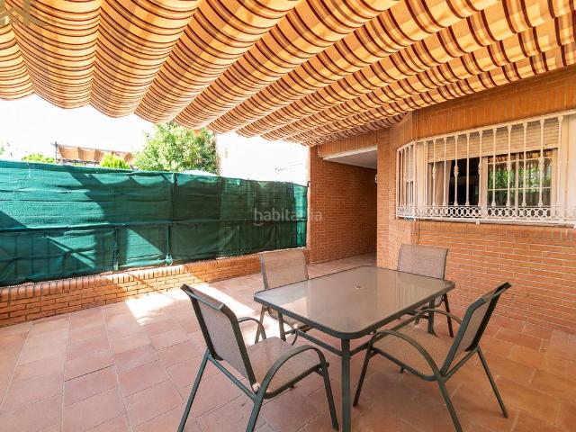 Casa adosada en venta en Móstoles, Parque Coimbra. Chalet adosado en venta en Travesía del Castaño 45, Móstoles. Casas adosadas.