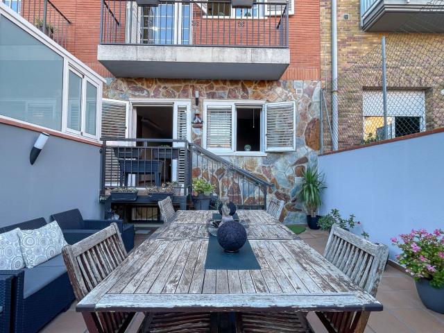 Casa adosada en venta en Mataró, Camí de la Serra. Casa adosada con jardín y barbacoa. Casas adosadas.