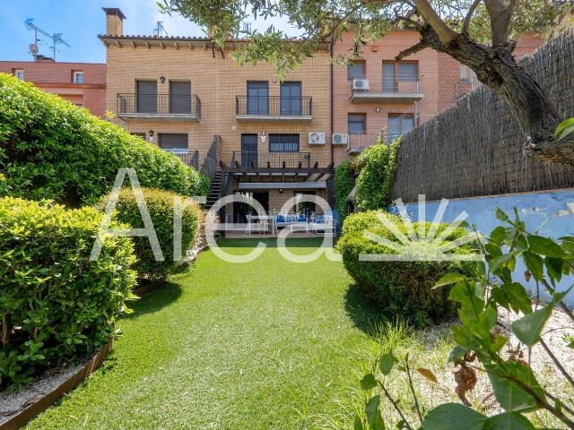 Casa adosada en venta en Mataró, Camí de la Serra. Espléndida casa adosada frente a parque en Camí de la Serra Mataró. Casas adosadas.