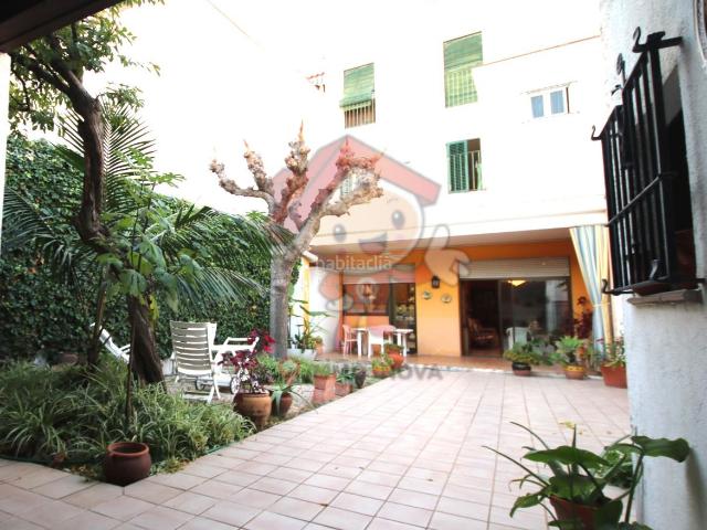 Casa adosada en venta en Mataró, Centre. Casa única en el centro con patio, garaje y 300 m² amplitud, luz y carácter. Casas adosadas.