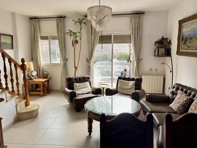 Casa adosada en venta en Mataró, Cerdanyola Sud. CERDANYOLA SUR Casa adosada en exclusiva lista para entrar a vivir. Casas adosadas.