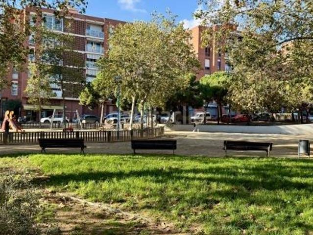 Casa adosada en venta en Mataró, Eixample. Casa adosada con jardín para reformar en l'Eixample de Mataró. Casas adosadas.