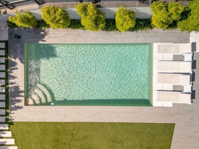 Casa adosada en venta en Mataró, Vallveric. Exclusiva villa de diseño con ascensor, piscina y vistas al mar en Mataró. Casas adosadas.