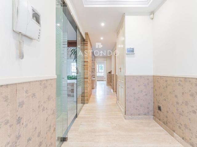 Casa adosada en venta en Madrid, Conde Orgaz Piovera. Chalet en venta con ascensor de 6 habitaciones 6 baños con garaje y piscina. Casas adosadas.