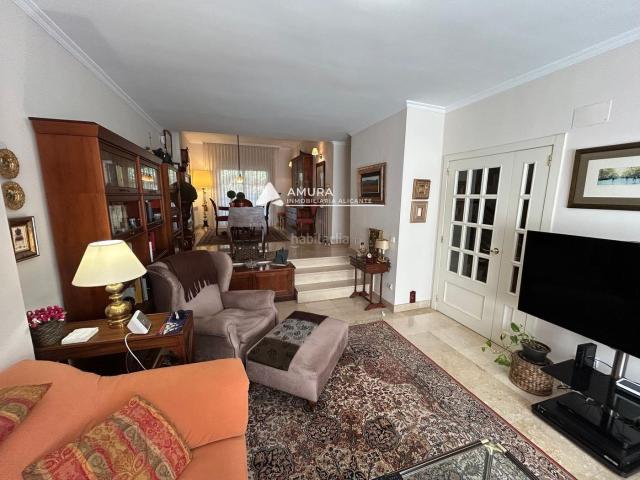 Casa adosada en venta en Madrid, Palomas. Chalet adosado, 4 habitaciones, buhardilla, sótano 2 baños, aseo, piscina, garaje. Casas adosadas.