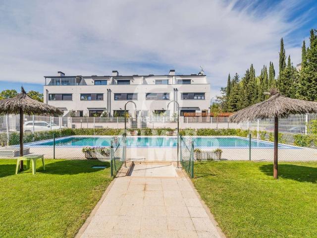 Casa adosada en venta en Madrid, Palomas. Descubre este exclusivo chalet adosado en la prestigiosa zona de Palomas, en el distrito de Hortaleza, Madrid. Con una superficie. Casas adosadas.