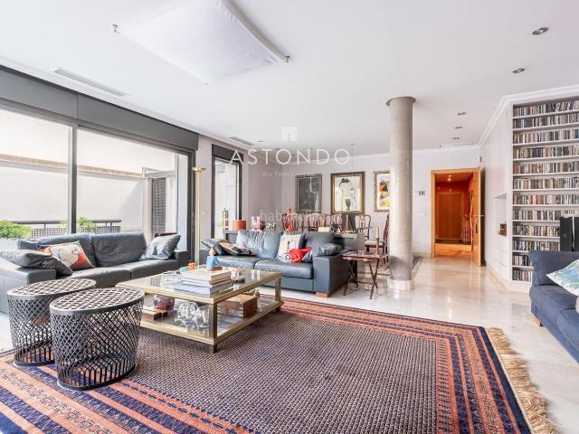 Casa adosada en venta en Madrid, Pinar del Rey. Chalet en venta en Arturo Soria con 5 dormitorios, 5 baños, piscina, ASCENSOR, garaje. Casas adosadas.