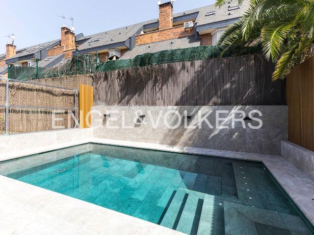 Casa adosada en venta en Madrid, Rejas. Chalet Acogedor con Piscina. Casas adosadas.
