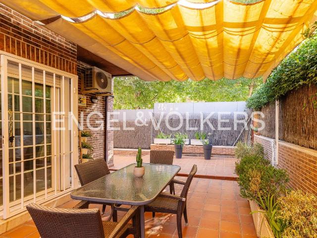 Casa adosada en venta en Madrid, Salvador. Exclusivo chalet, elegancia, espacio y tranquilidad junto a Arturo Soria. Casas adosadas.