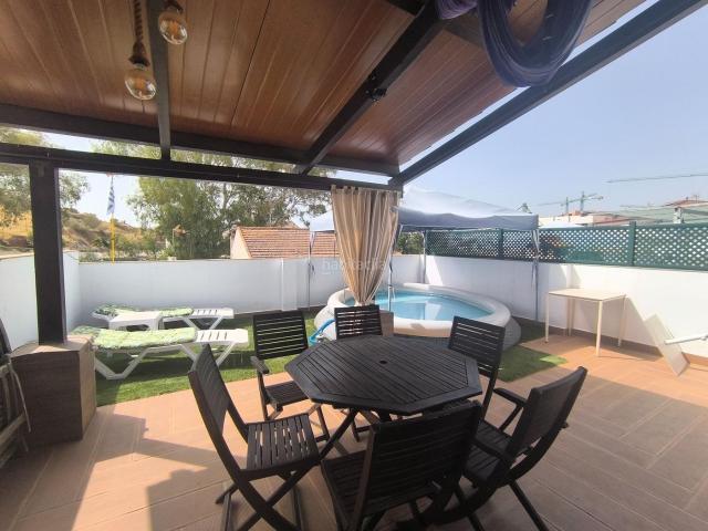 Casa adosada en venta en Málaga, Santa Isabel. Vivienda totalmente reformada con azotea de 45m2 y loft independiente en planta superior. Casas adosadas.