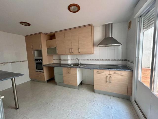 Casa en venta en Malpartida de Plasencia. Casa unifamiliar con garaje para dos coches y patio privado. Casas Malpartida de.