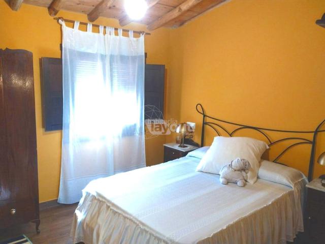 Casa adosada en venta en Malpartida de Plasencia. Amplia vivienda de dos plantas en Malpartida de Plasencia, reformada en 2023. Dispone de 5 dormitorios, 3 baños, garaje, bodega, d. Casas adosadas.