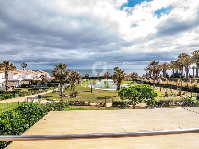 Casa adosada en venta en Manilva, Alcorrín. Amplio chalet adosado en primera línea de playa, con acceso directo a la playa y junto a un tranquilo y divertido chiringuito dond. Casas adosadas.