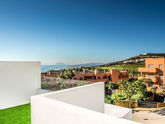 Casa adosada en venta en Manilva, Manilva Pueblo. VIVIENDA ADOSADA EN MANILVA CON AMPLIO JARDÍN PRIVADO, SOLARIUM Y SÓTANO. FINALIZADA. Casas adosadas.