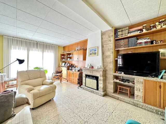 Casa adosada en venta en Manlleu, de 427 m² 6 habitaciones por 316.000