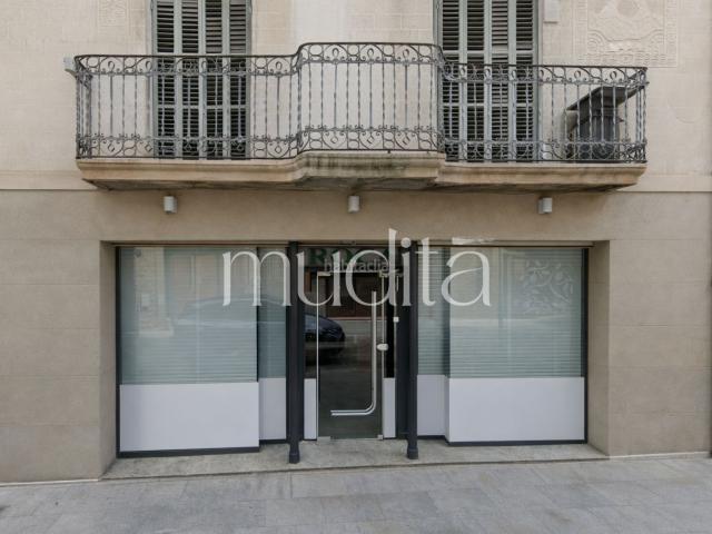 Casa adosada en venta en Manlleu. Edificio modernista en el centro de Manlleu con potencial de transformación. Casas adosadas.