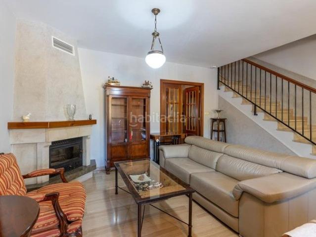 Casa adosada en venta en Maracena. CASA ADOSADA DE 5 DORMITORIOS EN MARACENA. Casas adosadas.