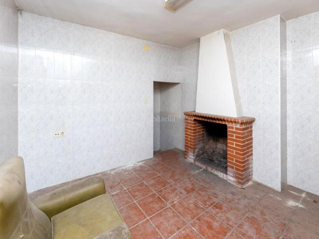 Casa adosada en venta en Maracena. Casa para reformar con enorme patio en pleno centro de Maracena. Casas adosadas.