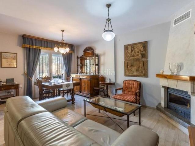 Casa adosada en venta en Maracena. ADOSADO EN VENTA EN MARACENA JUNTO A PARADA DE METRO. Casas adosadas.