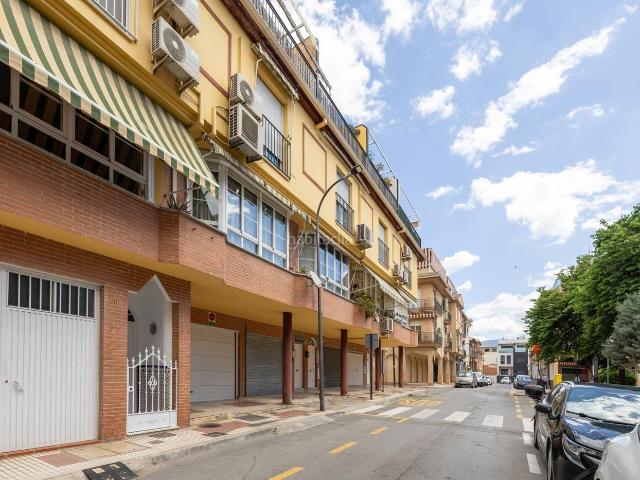 Casa adosada en venta en Maracena. Exclusiva vivienda con gran terraza y múltiples posibilidades frente a Plaza José Zamora en Maracena. Casas adosadas.