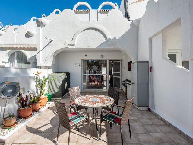 Casa adosada en venta en Marbella, Cabopino Artola. Encantadora casa adosada en Reserva de Marbella, cerca de Cabopino. Casas adosadas.