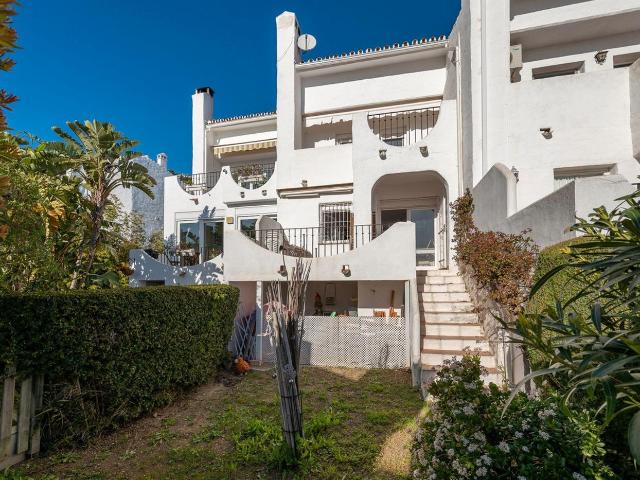 Casa adosada en venta en Marbella, Alto de los Monteros. Encantadora casa adosada en Altos de los Monteros con espectaculares vistas al mar. Casas adosadas.