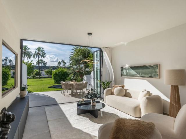Casa adosada en venta en Marbella, Aloha. Casa Familiar Reformada con Vistas Directas al Jardín y Piscina. Casas adosadas.