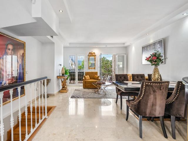 Casa adosada en venta en Marbella, Aloha. Adosado Reformado con Terraza Panorámica en la Azotea Aloha Pueblo, Nueva Andalucía. Casas adosadas.