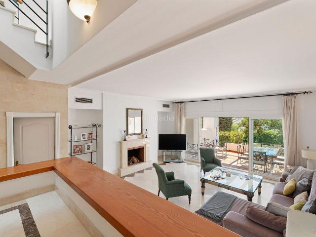 Casa adosada en venta en Marbella, Aloha. Elegante adosado con vistas al mar junto al campo de golf Aloha. Casas adosadas.