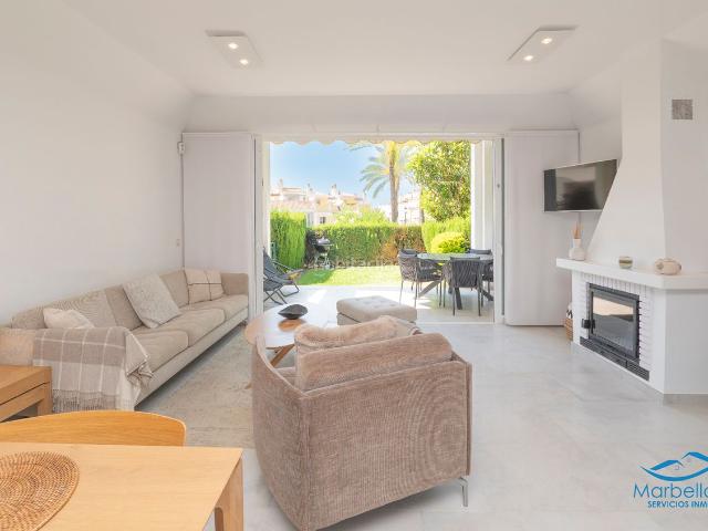 Casa adosada en venta en Marbella, Bahía de Marbella. Excelente Casa Adosada de esquina en Urbanización Primera Linea de Playa en Bahía de Marbella. Casas adosadas.