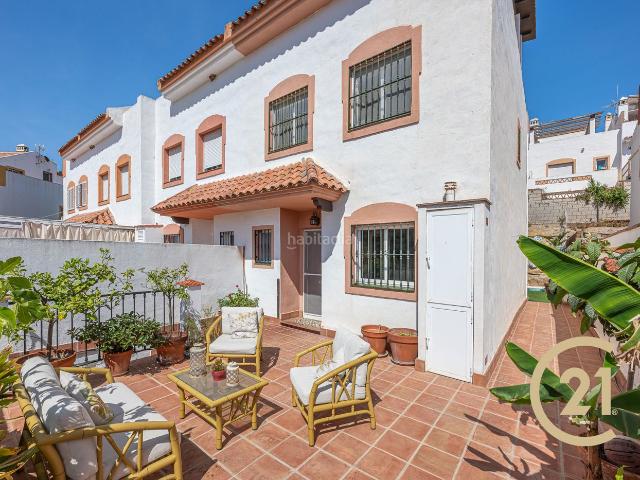 Casa adosada en venta en Marbella, Bello Horizonte Lindasol. Casa adosada de 4 habitaciones con piscina privada, gran sótano y terrazas cerca de la playa. Casas adosadas.