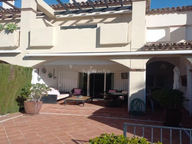 Casa adosada en venta en Marbella, Guadalmina Alta. Magnífica y espaciosa casa adosada ubicada en una de las urbanizaciones más solicitadas de Guadalmina Baja. Ubicado en suntuosos j. Casas adosadas.