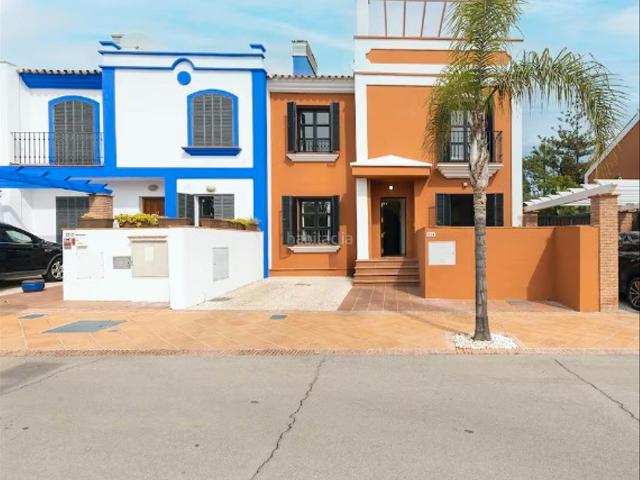 Casa adosada en venta en Marbella, Guadalmina Alta. Estupenda casa adosada ideal para familias en exclusiva urbanización Guadalmina. Casas adosadas.