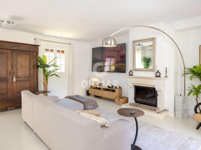 Casa adosada en venta en Marbella, Guadalmina Baja. Ubicada en una de las zonas más exclusivas y tranquilas de Guadalmina Baja, esta elegante vivienda adosada combina diseño contempo. Casas adosadas.