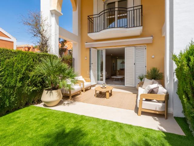 Casa adosada en venta en Marbella, Elviria. Casa adosada reformada en primera línea de playa con vistas al mar, jardín privado y piscina en una comunidad exclusiva. Casas adosadas.