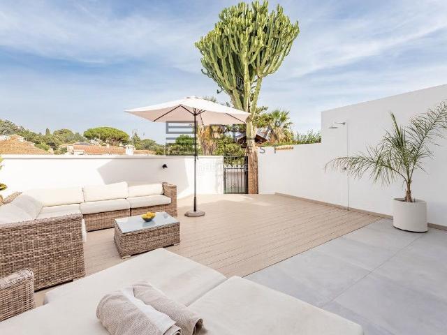 Casa adosada en venta en Marbella, Elviria. Casa en venta en Complejo residencial Pueblo Sueco de Elviria, Marbella. Casas adosadas.
