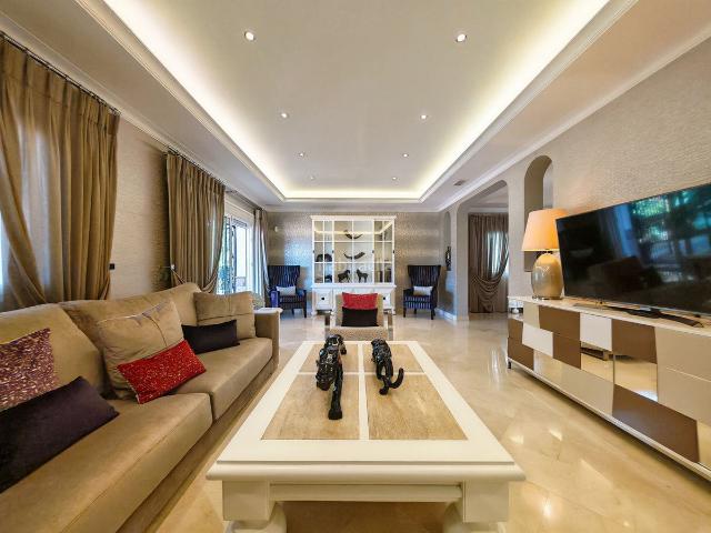 Casa adosada en venta en Marbella, Elviria. Casas adosadas.