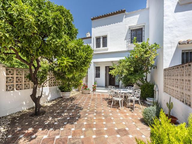 Casa adosada en venta en Marbella, Huerta Belón Calvario. Spacious 4 Bedroom Townhouse with Garden and Pool in Marbella Centre. Casas adosadas.