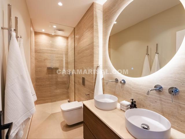 Casa adosada en venta en Marbella, Lomas de Marbella Club. Exclusiva casa de diseño cerca de Puente Romano. Casas adosadas.