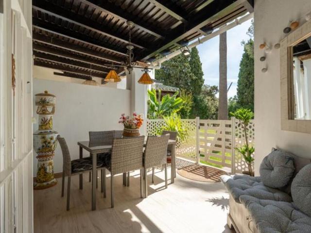 Casa adosada en venta en Marbella, Los Naranjos. Adosado familiar renovado con solárium en la azotea en Nueva Andalucía. Casas adosadas.