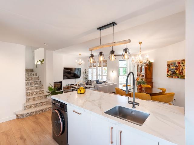 Casa adosada en venta en Marbella, Los Naranjos. Casa adosada familiar de 4 dormitorios recientemente renovada con solárium en Nueva Andalucía. Casas adosadas.