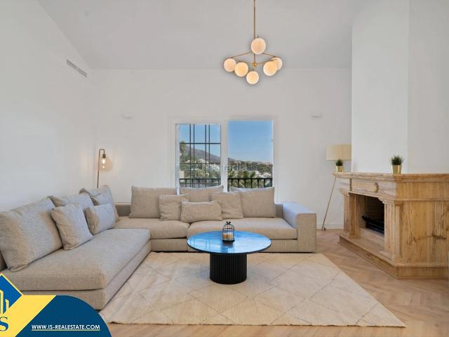 Casa adosada en venta en Marbella, Los Naranjos. Casa reformada con piscina privada, en la provincia de Málaga, en la ciudad de Marbella, en la zona de Nueva Andalucía. 5 habitaci. Casas adosadas.