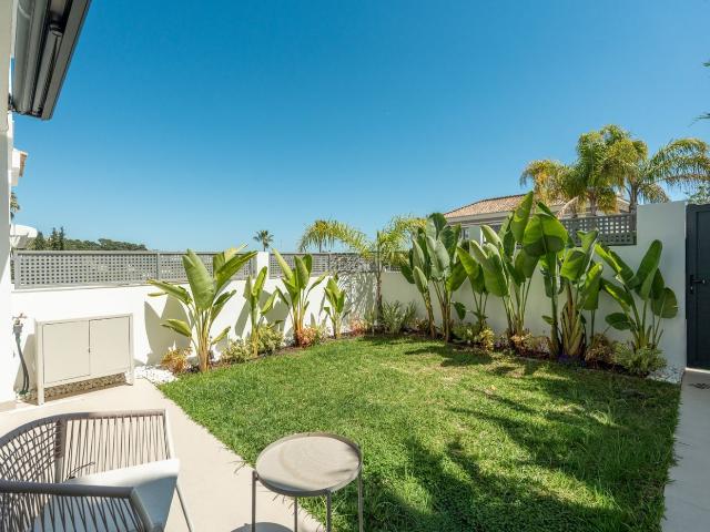 Casa adosada en venta en Marbella, Los Naranjos. Townhouse reformada de 3 dormitorios en comunidad cerrada. Casas adosadas.